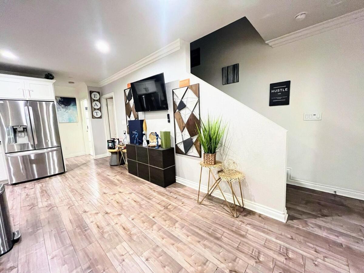 Tr2 4b 3bath Usc Crypto Sofi Universal Parking Appartement